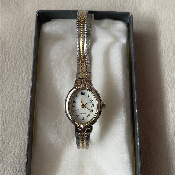 Vintage Westclox Elegant Silver & Gold Watch - Picture 2 of 4